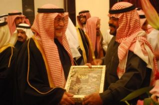 أحمد المنصور يهدي الوزير كتاب بريدة نهضة سياحية